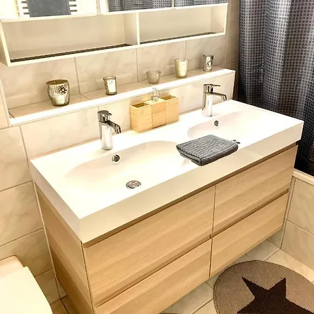 Gian - Close To The Kongresshaus, The Ice Hockey Stadium, Cross-country Skiing, The Eau-la-la Indoor Pool And Wellness, Large Supermarket, 2 Bus Stops, With An Indoor Garage And Fully Equipped Apartment Davos